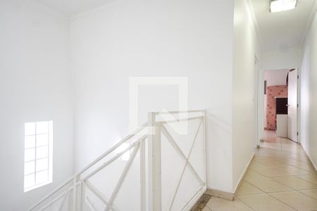 Casa à venda com 200m², 4 quartos e 2 vagas Casa à venda com 200m², 4 quartos e 2 vagasHall da escada