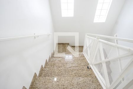 Casa à venda com 200m², 4 quartos e 2 vagas Casa à venda com 200m², 4 quartos e 2 vagasEscada