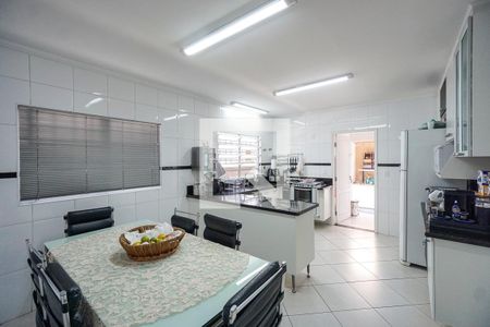 Casa à venda com 200m², 4 quartos e 2 vagas Casa à venda com 200m², 4 quartos e 2 vagasCopa e cozinha