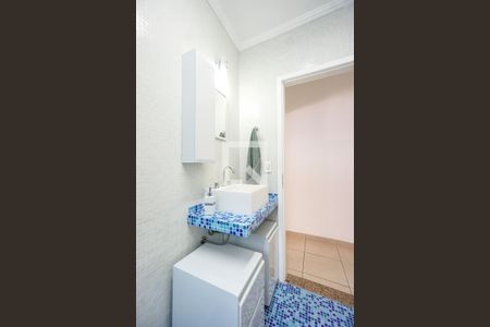 Casa à venda com 200m², 4 quartos e 2 vagas Casa à venda com 200m², 4 quartos e 2 vagasBanheiro social