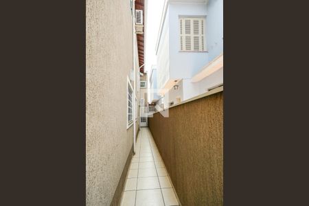 Casa à venda com 200m², 4 quartos e 2 vagas Casa à venda com 200m², 4 quartos e 2 vagasCorredor lateral