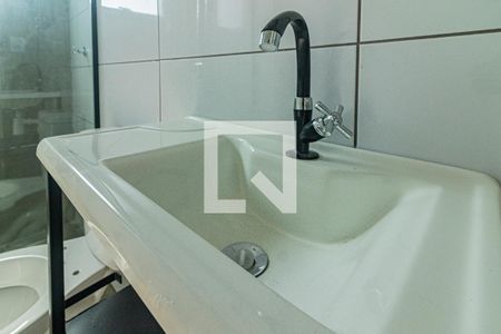 Detalhe do Banheiro de kitnet/studio para alugar com 1 quarto, 30m² em Marechal Rondon, Canoas