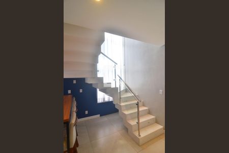 Casa à venda com 170m², 3 quartos e 3 vagasEscada