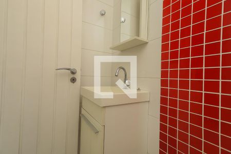 Banheiro de serviço de apartamento à venda com 3 quartos, 73m² em Vila Pompéia, São Paulo