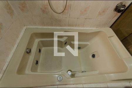 Casa à venda com 477m², 4 quartos e 4 vagasBanheiro Suíte 3