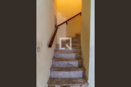 Casa à venda com 130m², 3 quartos e 2 vagasEscada