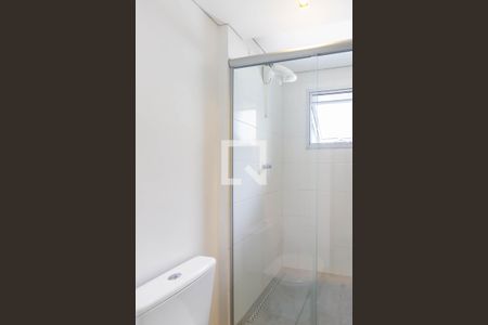 Banheiro de kitnet/studio para alugar com 1 quarto, 26m² em Vila Indiana, São Paulo