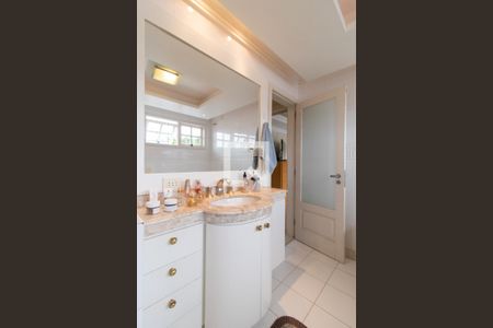 Casa à venda com 351m², 4 quartos e 2 vagasBanheiro da Suíte