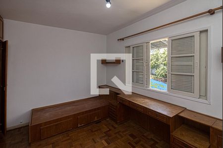 Casa à venda com 220m², 3 quartos e 2 vagasSuíte