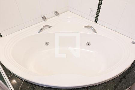 Casa à venda com 330m², 4 quartos e 4 vagasBanheiro da suíte 1 