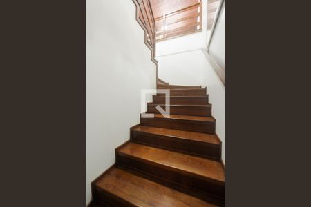 Casa à venda com 265m², 4 quartos e 3 vagas Casa à venda com 265m², 4 quartos e 3 vagasEscadas