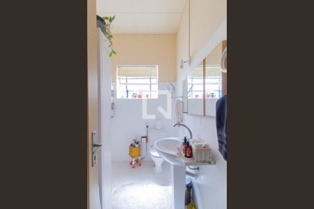 Banheiro de casa à venda com 2 quartos, 106m² em Vila Assunção, Porto Alegre