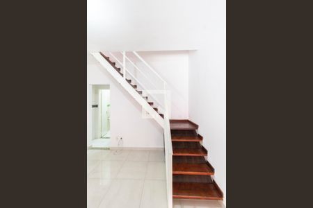 Escada de casa de condomínio para alugar com 2 quartos, 55m² em Vila São Jorge, Nova Iguaçu