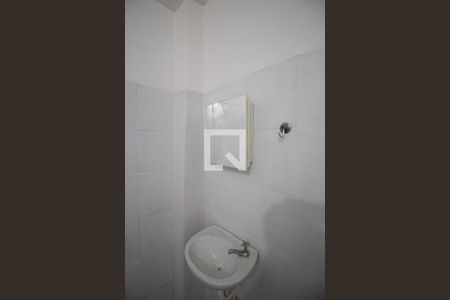 Detalhe banheiro de casa para alugar com 1 quarto, 27m² em Parque Guarani, São Paulo