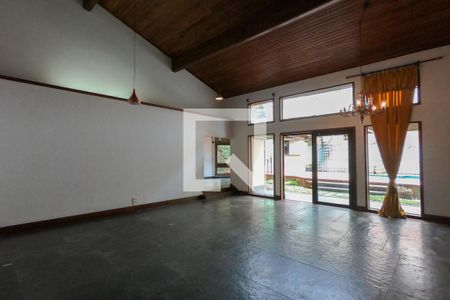 Casa à venda com 440m², 4 quartos e 5 vagasSala