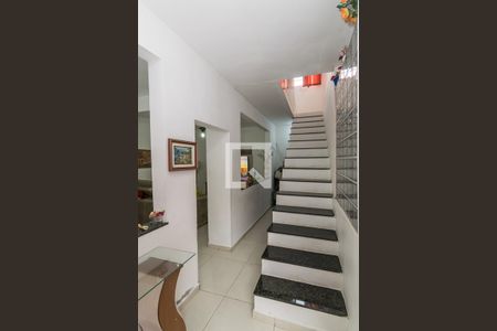 Sala - Acesso ao 2º andar de casa à venda com 3 quartos, 106m² em Jardim America, Rio de Janeiro