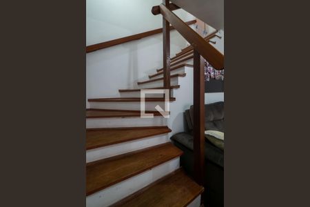 Casa de condomínio à venda com 95m², 3 quartos e 1 vagaEscada