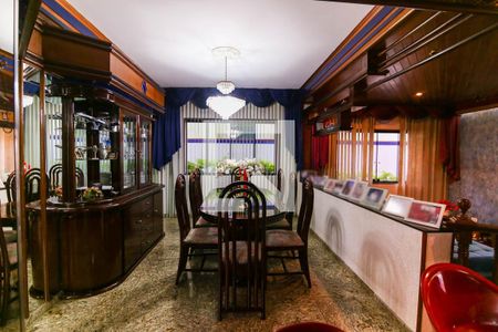 Casa à venda com 357m², 4 quartos e 6 vagasSala