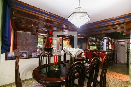 Casa à venda com 357m², 4 quartos e 6 vagasSala