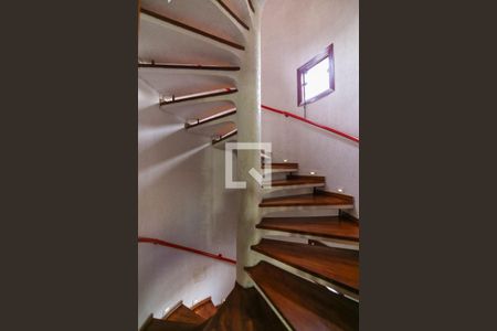 Casa à venda com 357m², 4 quartos e 6 vagasEscada