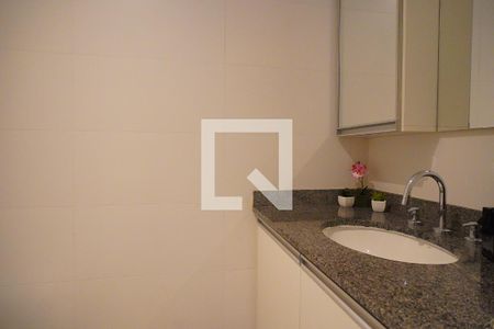 Banheiro de apartamento à venda com 1 quarto, 46m² em Passo da Areia, Porto Alegre