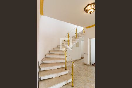 Casa à venda com 344m², 5 quartos e 5 vagas Casa à venda com 344m², 5 quartos e 5 vagasEscadas