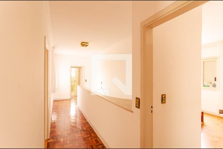 Casa à venda com 344m², 5 quartos e 5 vagas Casa à venda com 344m², 5 quartos e 5 vagasCorredor