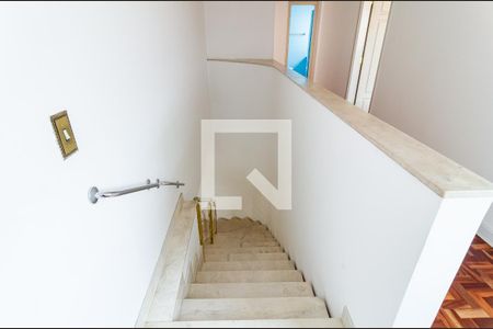 Casa à venda com 344m², 5 quartos e 5 vagas Casa à venda com 344m², 5 quartos e 5 vagasEscadas