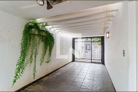 Casa à venda com 344m², 5 quartos e 5 vagas Casa à venda com 344m², 5 quartos e 5 vagasEntrada