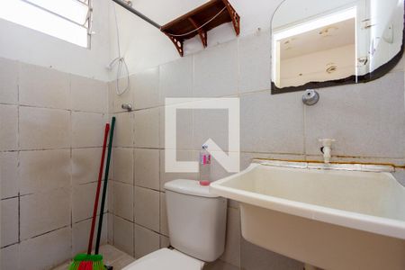 Banheiro de kitnet/studio para alugar com 1 quarto, 15m² em Vila Bertioga, São Paulo