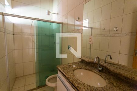 Banheiro de casa para alugar com 1 quarto, 55m² em Presidente Roosevelt, Uberlândia