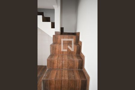 Casa à venda com 450m², 8 quartos e 4 vagas Casa à venda com 450m², 8 quartos e 4 vagasEscada