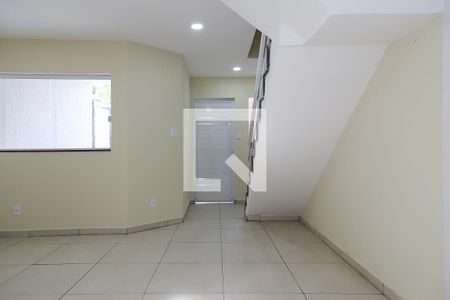 Sala de casa para alugar com 2 quartos, 90m² em Vargem Pequena, Rio de Janeiro