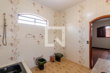 Casa à venda com 400m², 3 quartos e 8 vagasBanheiro da Suíte 2