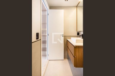 Banheiro de apartamento para alugar com 1 quarto, 28m² em Pinheiros, São Paulo