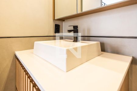Banheiro de apartamento para alugar com 1 quarto, 28m² em Pinheiros, São Paulo