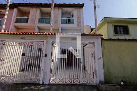 Casa à venda com 120m², 3 quartos e 2 vagas Casa à venda com 120m², 3 quartos e 2 vagasFachada