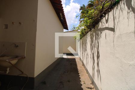 Casa à venda com 310m², 2 quartos e 2 vagasCorredor externo 1