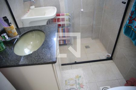 Banheiro social de apartamento para alugar com 2 quartos, 54m² em Ocian, Praia Grande