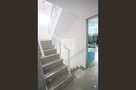 Casa à venda com 320m², 3 quartos e 4 vagas Casa à venda com 320m², 3 quartos e 4 vagasHall social