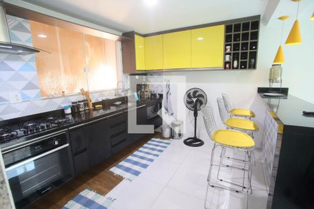Casa à venda com 320m², 3 quartos e 4 vagas Casa à venda com 320m², 3 quartos e 4 vagasCozinha
