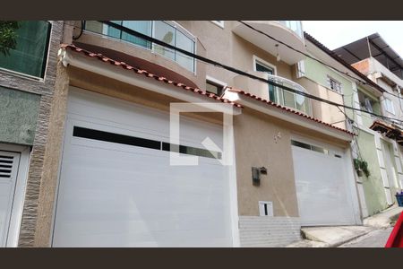 Casa à venda com 320m², 3 quartos e 4 vagas Casa à venda com 320m², 3 quartos e 4 vagasFachada