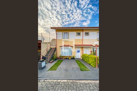 Casa de condomínio à venda com 119m², 2 quartos e 2 vagasFachada e Garagem