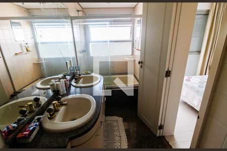 Apartamento à venda com 202m², 4 quartos e 3 vagas Apartamento à venda com 202m², 4 quartos e 3 vagasBanheiro da Suíte 2