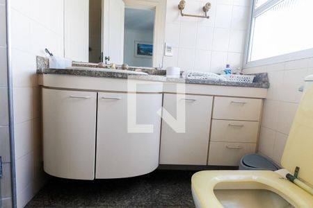 Apartamento à venda com 202m², 4 quartos e 3 vagas Apartamento à venda com 202m², 4 quartos e 3 vagasBanheiro da Suíte 1