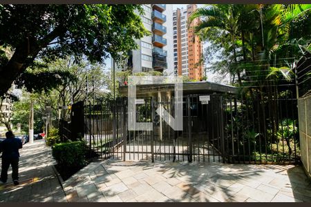 Apartamento à venda com 202m², 4 quartos e 3 vagas Apartamento à venda com 202m², 4 quartos e 3 vagasFachada e portaria