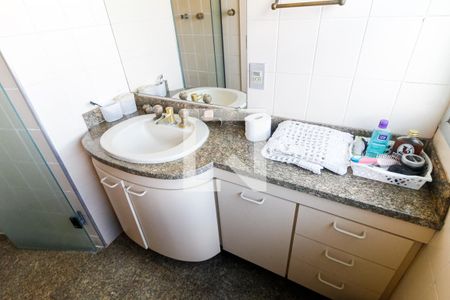 Apartamento à venda com 202m², 4 quartos e 3 vagas Apartamento à venda com 202m², 4 quartos e 3 vagasBanheiro da Suíte 1