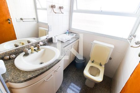 Apartamento à venda com 202m², 4 quartos e 3 vagas Apartamento à venda com 202m², 4 quartos e 3 vagasBanheiro da Suíte 1