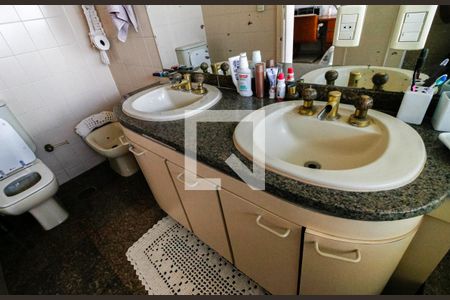 Apartamento à venda com 202m², 4 quartos e 3 vagas Apartamento à venda com 202m², 4 quartos e 3 vagasBanheiro da Suíte 2