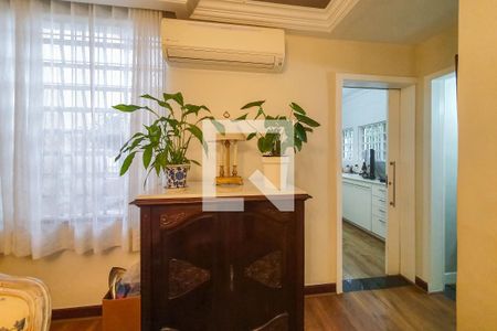 Casa à venda com 250m², 4 quartos e 2 vagas Casa à venda com 250m², 4 quartos e 2 vagasSala